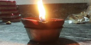 Lámpara de aceite diya encendida durante la celebración de Diwali