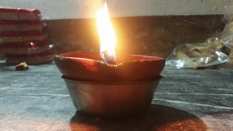 Lámpara de aceite diya encendida durante la celebración de Diwali