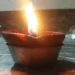 Lámpara de aceite diya encendida durante la celebración de Diwali