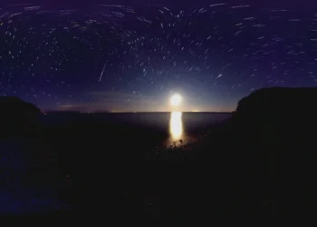 Meteoros cruzando el cielo nocturno estrellado