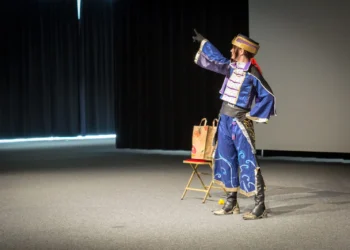 Cosplayer caracterizado como guerrero de Dynasty Warriors