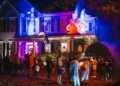 Fiesta de Halloween con calabazas decoradas y disfraces