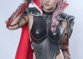 Cosplayer disfrazado de personaje de Final Fantasy