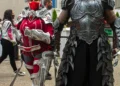 Cosplayer caracterizado como soldado de Gears of War