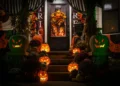Fachada decorada con calabazas de Halloween
