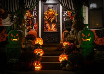 Fachada decorada con calabazas de Halloween