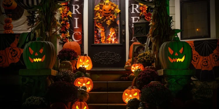 Fachada decorada con calabazas de Halloween