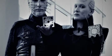 Cosplayers caracterizados como Pinhead y una cenobita de Hellraiser