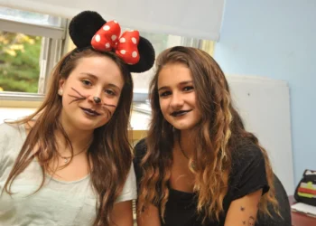 Grupo de personas con disfraces de Halloween