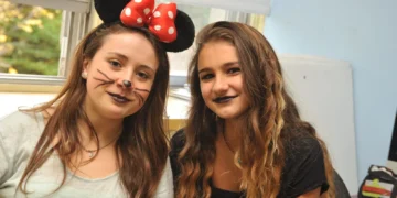 Grupo de personas con disfraces de Halloween