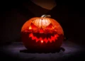Calabaza tallada iluminada