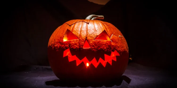 Calabaza tallada iluminada