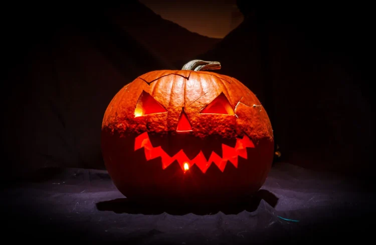 Calabaza tallada iluminada