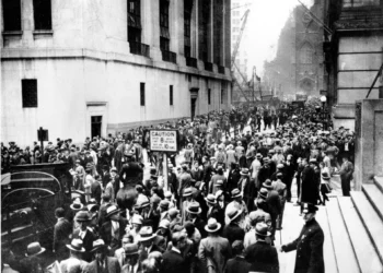 Multitud reunida frente a la Bolsa de Valores de Nueva York en 1929