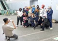Grupo de cosplayers caracterizados de Jujutsu Kaisen