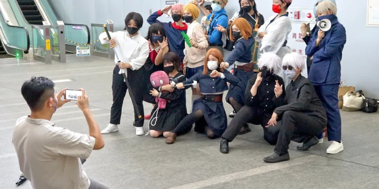 Grupo de cosplayers caracterizados de Jujutsu Kaisen