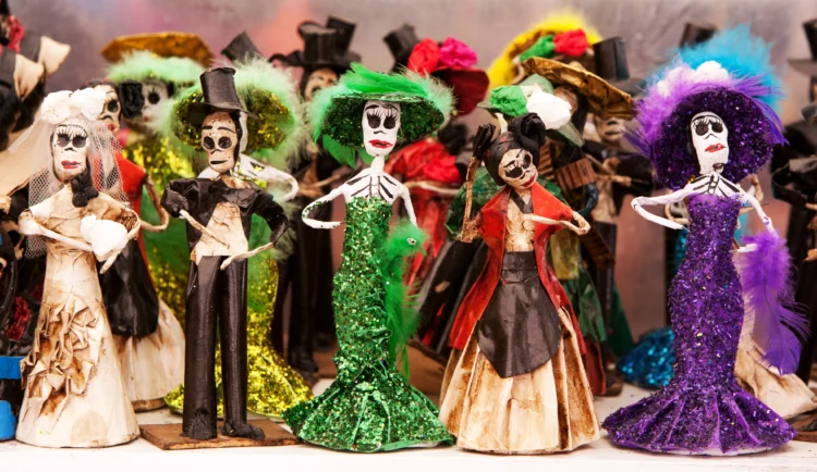 Personas caracterizadas como La Catrina