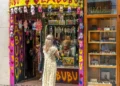 Coleccionista buscando figuras Labubu