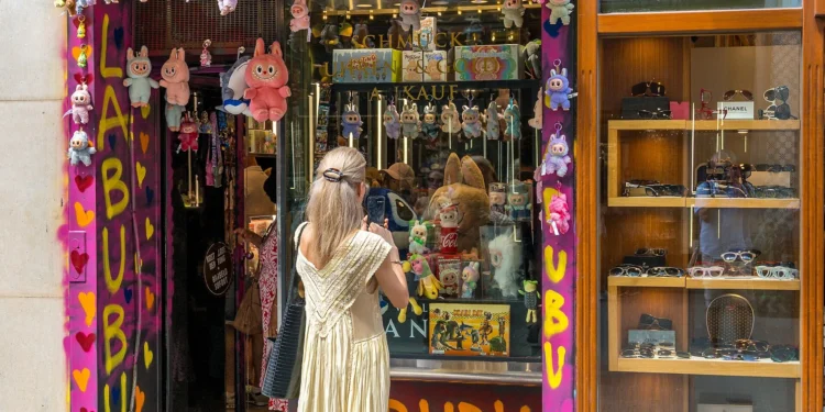 Coleccionista buscando figuras Labubu