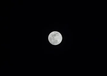 Luna llena en el cielo nocturno