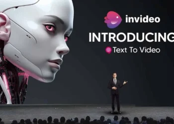 Presentación de InVideo con una pantalla que muestra un robot humanoide y un presentador anunciando la función 'Text to Video'.