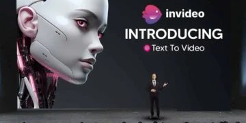 Presentación de InVideo con una pantalla que muestra un robot humanoide y un presentador anunciando la función 'Text to Video'.