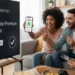 Tres amigos felices sentados en un sofá celebran mientras una pantalla de televisión muestra "Tu suscripción Premium está activa" para YouTube Premium. Una persona muestra una confirmación en su teléfono, mientras que otra sostiene una tarjeta de crédito.