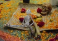 Ofrenda mexicana de Día de Muertos con calaveras y flores