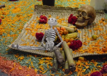 Ofrenda mexicana de Día de Muertos con calaveras y flores