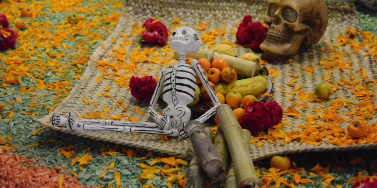 Ofrenda mexicana de Día de Muertos con calaveras y flores