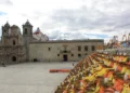 Altar de muertos tradicional decorado en Oaxaca de Juárez
