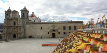 Altar de muertos tradicional decorado en Oaxaca de Juárez