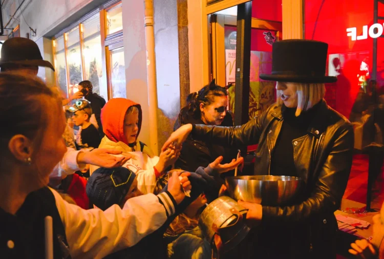 Niños disfrazados pidiendo dulces en Halloween