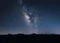 Estrellas fugaces en el cielo nocturno