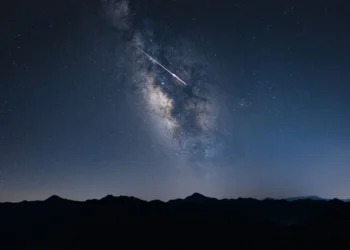 Estrellas fugaces en el cielo nocturno