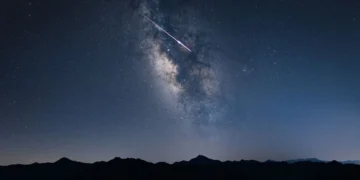Estrellas fugaces en el cielo nocturno