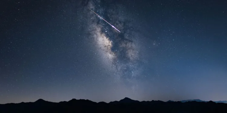 Estrellas fugaces en el cielo nocturno