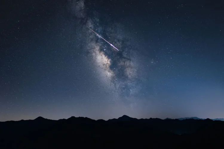 Estrellas fugaces en el cielo nocturno