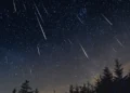 Meteoros cruzando el cielo nocturno