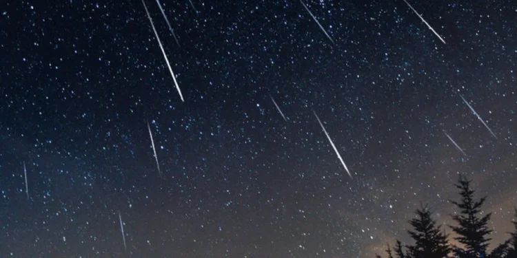 Meteoros cruzando el cielo nocturno
