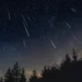 Meteoros cruzando el cielo nocturno