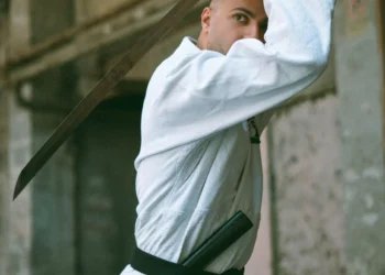 Artista marcial posando con una katana