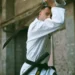 Artista marcial posando con una katana