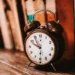 Reloj despertador antiguo sobre una estantería de libros