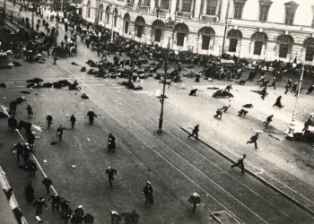 Fotografía de 1917 de disturbios en la avenida Nevski de Petrogrado