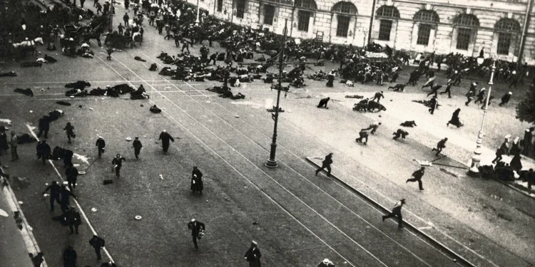 Fotografía de 1917 de disturbios en la avenida Nevski de Petrogrado