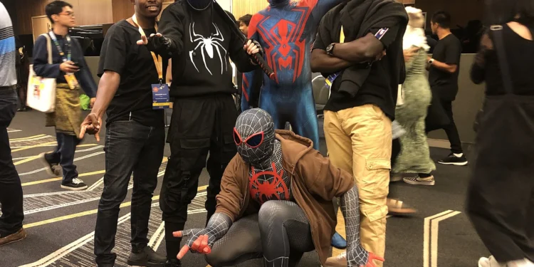 Cosplayer disfrazado de Spider-Man