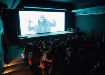 Público viendo una película de terror en el cine