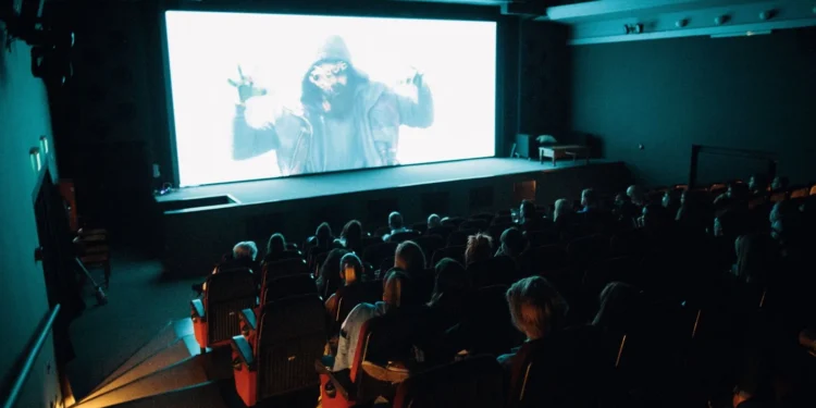 Público viendo una película de terror en el cine