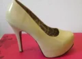 Zapato de tacón de aguja rojo y negro